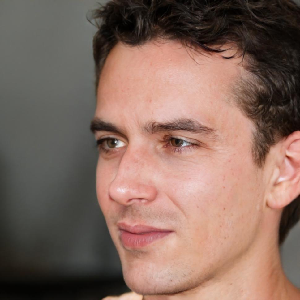 Portrait de Julien Moreau, analyste financier